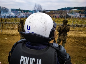Kilkusetosobowa grupa migrantów usiłowała przekroczyć granicę. W stronę policjantów poleciały kamienie