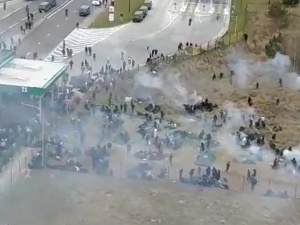 Migranci rozstawiają namioty i palą ogniska przy przejściu granicznym Kuźnica-Bruzgi [VIDEO]
