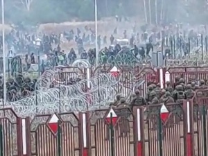 Migranci atakują polską granicę. Polskie służby użyły armatek wodnych [VIDEO]