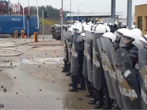 Polski policjant wieziony do szpitala po ataku migrantów. Doszło do pęknięcia kości czaszki