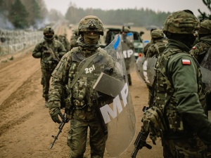 Atak migrantów. Polski żołnierz uderzony kamieniem w twarz