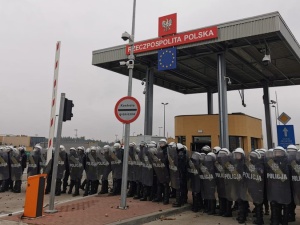 „To są osoby dobrze wyszkolone”. Policja wszczyna śledztwo ws. napaści na funkcjonariuszy przy granicy