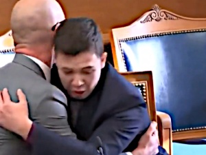 [VIDEO] Tak Kyle Rittenhouse, który broniąc się przed Antifą zastrzelił dwie osoby, cieszył się z uniewinnienia!