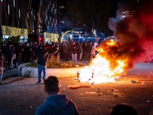 Holandia: Policjanci strzelali do protestujących w obronie własnej [video]