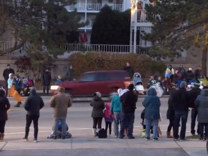 Koszmar w USA. Samochód wjechał w paradę bożonarodzeniową w Waukesha w Wisconsin. Wielu rannych [VIDEO]