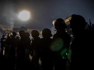 „God bless Poland!” Fala podziękowań internautów z całej Europy pod filmem z wracającym do domu policjantem