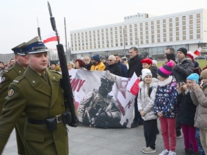 [Fotorelacja Tomasza Gutrego] Warszawa: Pikieta poparcia dla Wojska Polskiego przed dowództwem garnizonu