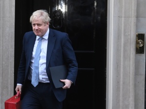 „Rozumiem gniew ludzi”. Po raporcie w sprawie imprez Johnson przeprasza, ale…