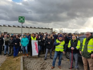 Protest przed Hutchinson Żywiec - pracownicy wsparli spór zbiorowy o wzrost wynagrodzeń