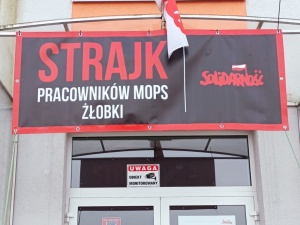 Strajk w Legnicy! MOPS i DPS staje, matki ruszają do ratusza