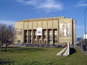 Pilna ewakuacja w Muzeum Narodowym w Krakowie. Na miejscu służby