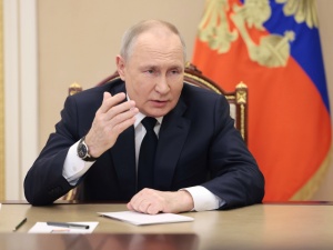 Agencja Bloomberg: Rosja obchodzi zachodnie sankcje z pomocą krajów trzecich