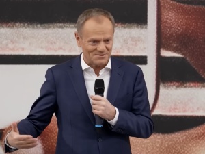 „Mieszkanie prawem, a nie towarem”. Tusk znów puszcza oko do wyborców lewicy