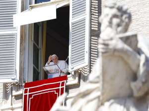 Franciszek na „Anioł Pański”: Jezus spragniony miłości, gasi nasze pragnienie miłością