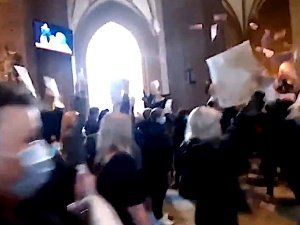 Sędzia uniewinniła lewacką bojówkę, która wtargnęła do poznańskiej katedry. Mówi o nienawistnej polityce Kościoła