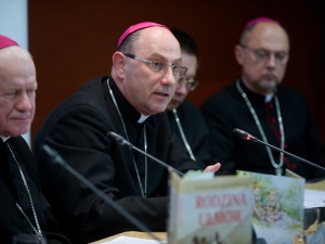 Biskupi powołają zespół badający archiwa państwowe i kościelne