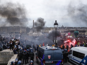 Trwają protesty we Francji. Policja użyła gazu łzawiącego