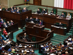 [najnowszy sondaż] Tylko dwie partie ze spadkami poparcia. Tak chcą głosować Polacy