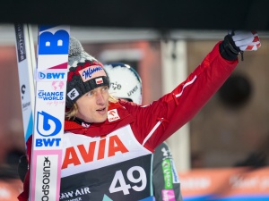 Dawid Kubacki wygrywa, ale przeciwnicy nie są zadowoleni. Padły mocne słowa 