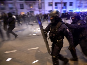 Francja. Reforma emerytalna przyjęta. Starcia protestujących z policją w Paryżu