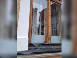 Atak na siedzibę PiS we Włocławku. „Narasta fala hejtu i agresji”