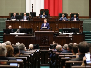 PiS pewnie na czele stawki, Konfederacja w górę, fatalny wynik Hołowni. Zobacz najnowszy sondaż