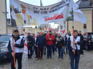 Marsz w obronie świętości życia i dobrego imienia św. Jana Pawła II przeszedł ulicami Krosna