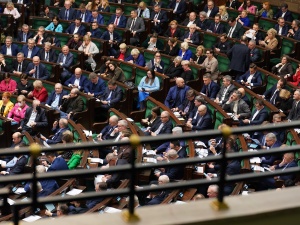 [najnowszy sondaż] Zbadano preferencje partyjne w dwóch wariantach. W jednym wygrywa opozycja