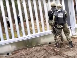 Incydent przy granicy polsko-białoruskiej. Grupa migrantów atakowała polskie służby [WIDEO]