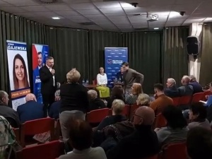 Starsza pani na spotkaniu z politykami PO zapytała o reparacje. Zobacz reakcję [WIDEO]