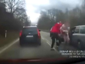 Pobił na drodze policjantkę po służbie. Sieć obiegło nagranie