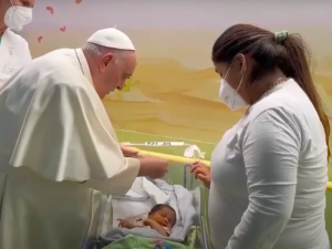 Papież odwiedził dzieci na oddziale onkologicznym Kliniki Gemelli i ochrzcił niemowlę [video]