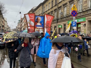 Tłumy na Marszu Papieskim w Krakowie. „Kiedyś On był przy nas, a teraz my jesteśmy przy Nim” #SolidarnizJPII