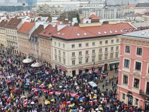 Tłumy na Marszu Papieskim w Warszawie #SolidarnizJPII [FOTORELACJA]