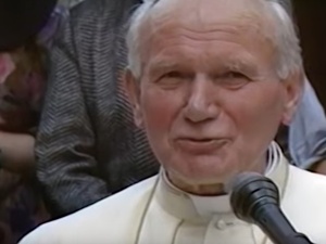 Zniszczono wizerunek Jana Pawła II. Błyskawiczna reakcja kibiców Śląska Wrocław #SolidarnizJPII [FOTO]