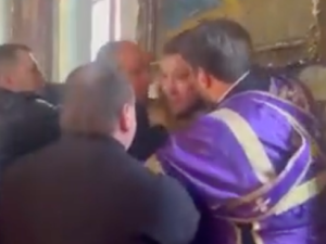 Pop pobił ukraińskiego żołnierza. Szokujące sceny w cerkwi w Chmielnickim [WIDEO]