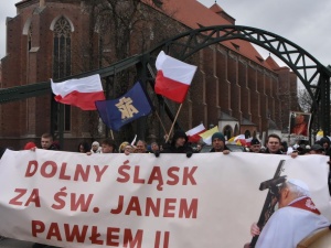 Solidarność wyszła na ulice polskich miast w obronie św. Jana Pawła II