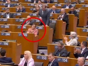 Zaskakujące zachowanie Ewy Kopacz w Parlamencie Europejskim. To się może nie spodobać Tuskowi [WIDEO]