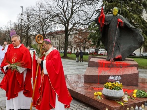 Kuria Archidiecezji Łódzkiej reaguje na wypowiedź posła Lewicy: Pomnik został oczyszczony na koszt archidiecezji