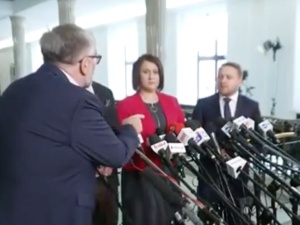 Reporter TVN się obraził? Awantura na konferencji Solidarnej Polski [WIDEO]