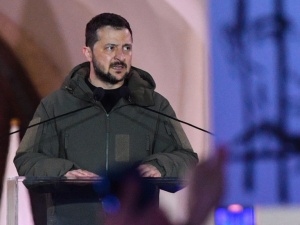 „Nasz wspólny wróg poniesie odpowiedzialność za Bykownię, Buczę, za Katyń i Smoleńsk”. Zełenski nie przebierał w słowach