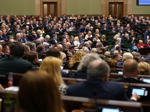 [najnowszy sondaż] PiS stanowczo na czele, spadek KO. 6 partii w Sejmie