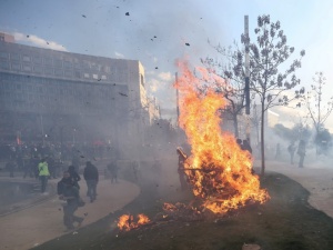 Brutalne zamieszki we Francji. Ponad 150 policjantów rannych