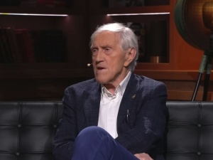 „Oni strącają ludzi do gnoju”. Jacek Gmoch nie przebiera w słowach