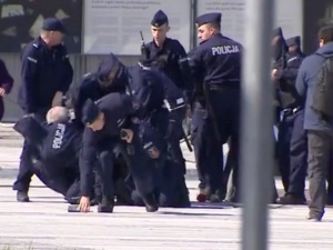 Awantura pod Pomnikiem Smoleńskim. Próbowali zakłócić obchody rocznicy Katastrofy