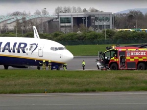 Awaria w samolocie linii Ryanair. Na nagraniu widać iskry 