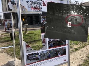 [WIDEO] Wandale zniszczyli wystawę Solidarności poświęconą św. Janowi Pawłowi II. Publikujemy nagranie