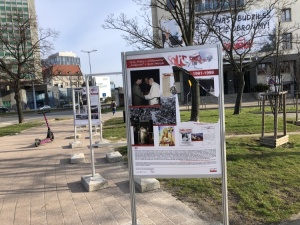 „Efekty medialnej nagonki na JPII”. Internauci komentują zniszczenie wystawy Solidarności w Gdańsku