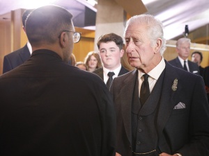 Pałac Buckingham zgrzyta zębami. Tak Harry i Meghan wodzą za nos króla Karola III