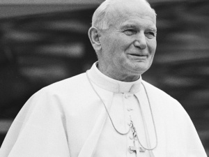 Chcieli uczczenia dobrego imienia Jana Pawła II. Radni KO i Lewicy odrzucili ich wniosek